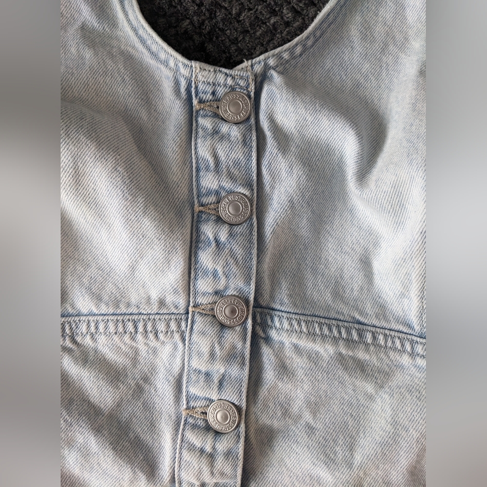 Levi’s Womens Button Down Denim Slim Fit Halter Crop Top Light Wash 🔥 - Picture 4 of 10